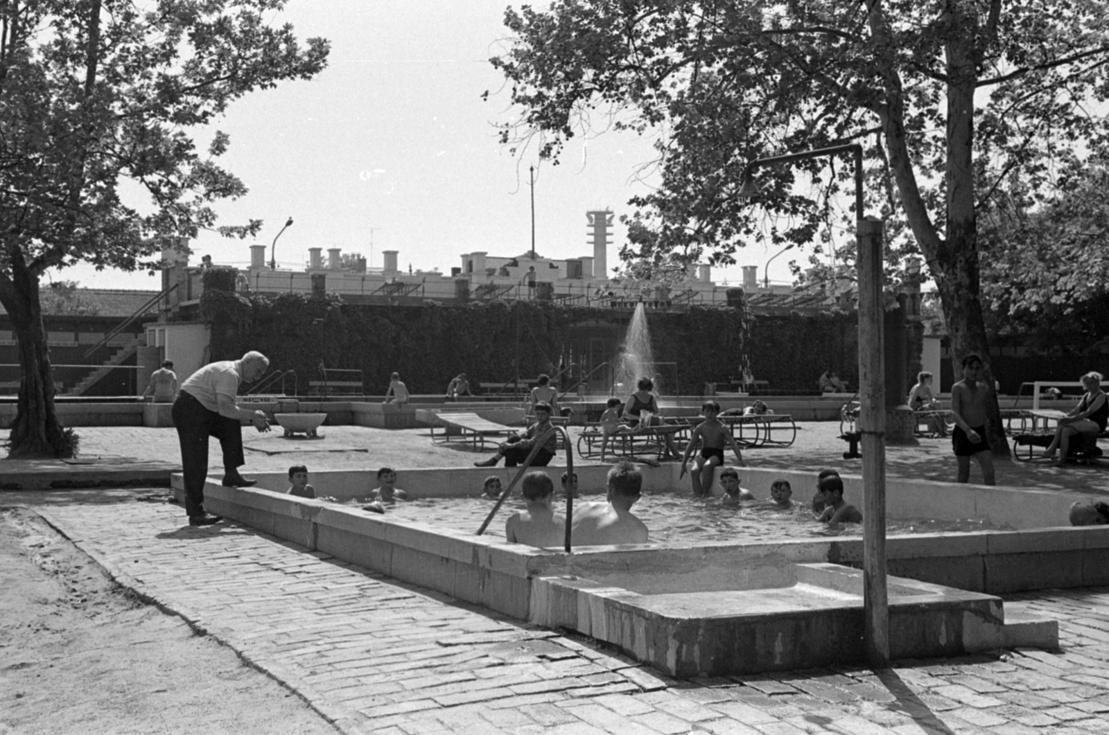 Magyarország, Cegléd, Rákóczi út 31., uszoda, háttérben a Gubody utcai adótorony., 1969, Péterffy István, Fortepan #141757