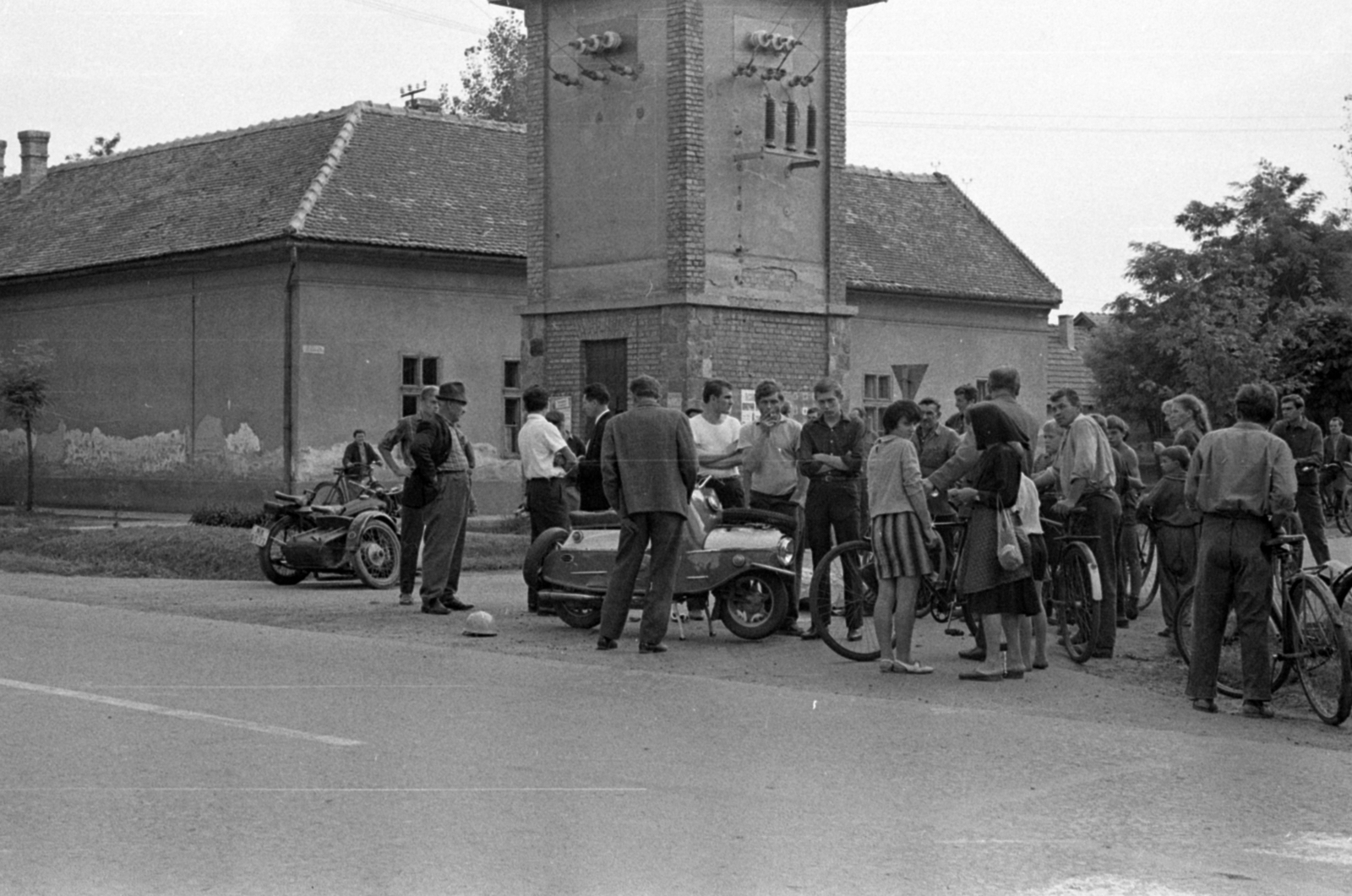 Hungary, Üllő, a Templom tér a Pesti út felől nézve., 1969, Péterffy István, motorcycle, motorcycle with sidecar, Fortepan #141773