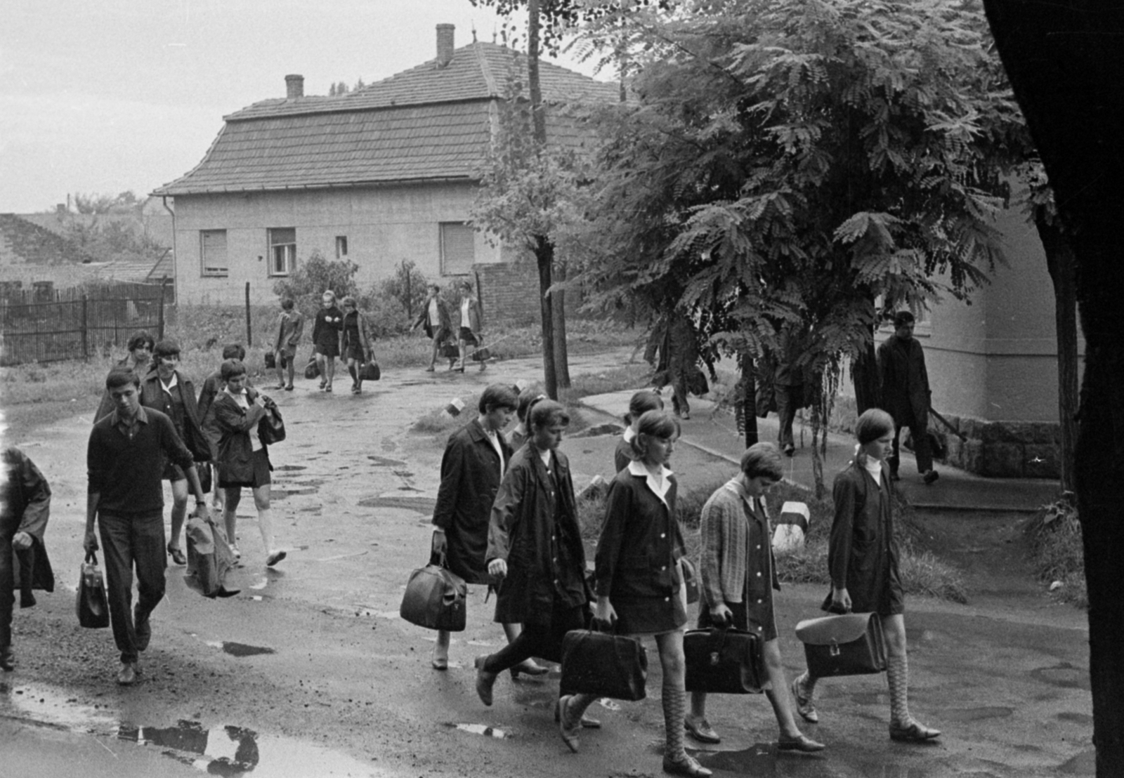Hungary, Monor, Széchenyi utca - Petőfi Sándor utca sarok, jobbra a pénzügyőrség, a mai óvoda épülete., 1969, Péterffy István, puddle, schoolbag, school uniform, Best of, Fortepan #141775