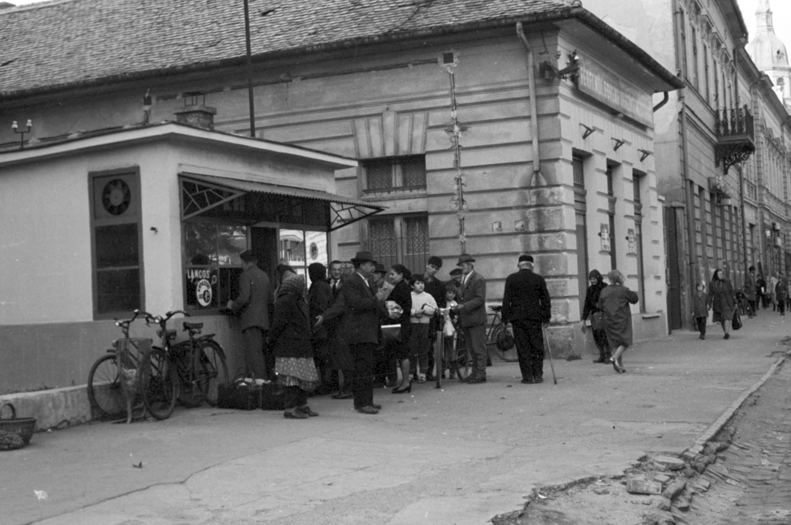 Magyarország, Cegléd, Szabadság tér a Kossuth tér felé nézve., 1969, Péterffy István, kerékpár, sorbanállás, lángos, Fortepan #141776