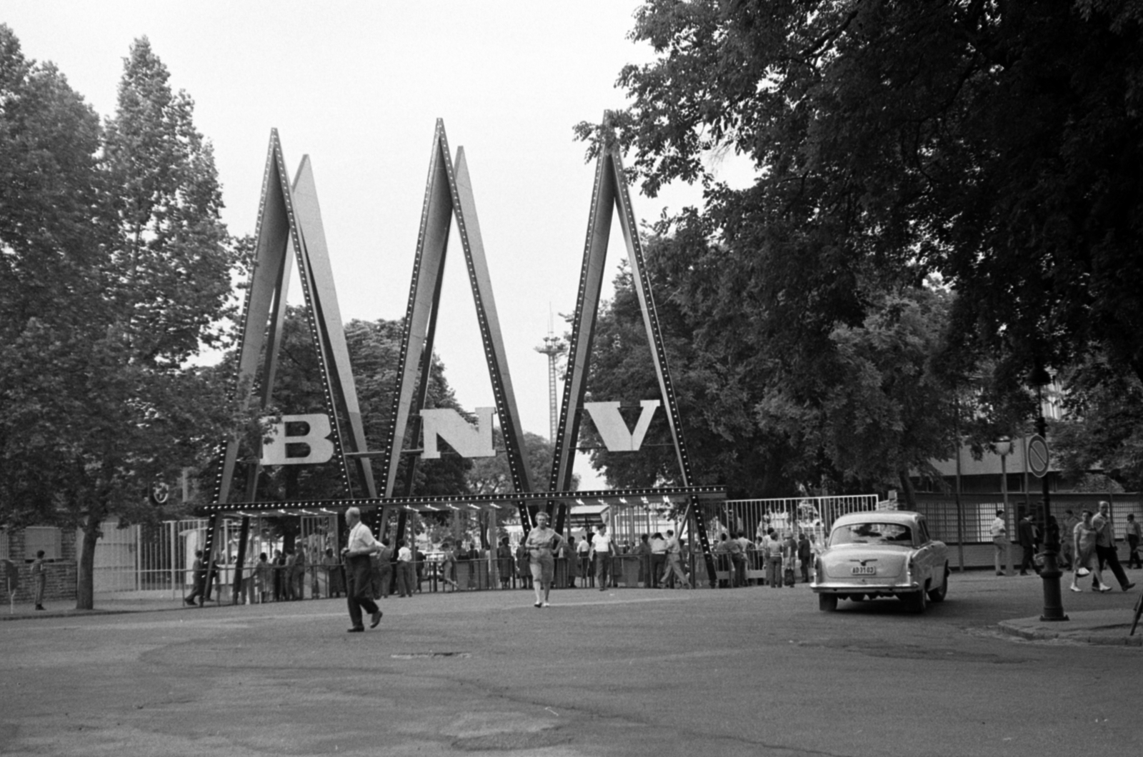 Magyarország, Városliget,Budapesti Nemzetközi Vásár, Budapest XIV., főbejárat., 1969, Péterffy István, nemzetközi vásár, Budapest, GAZ M21 Volga, Fortepan #141777