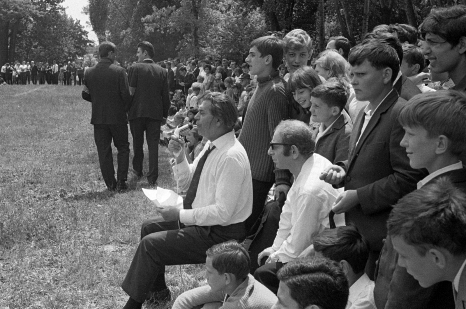 Hungary, Sülysáp, Tápiósáp (ekkor önálló, ma a város része), színészek - sápi öregfiúk futballmeccs (5:5). Mikrofonnal dr. Hegedűs János, tőle jobbra fehér ingben Kabos László színművész., 1969, Péterffy István, Fortepan #141785