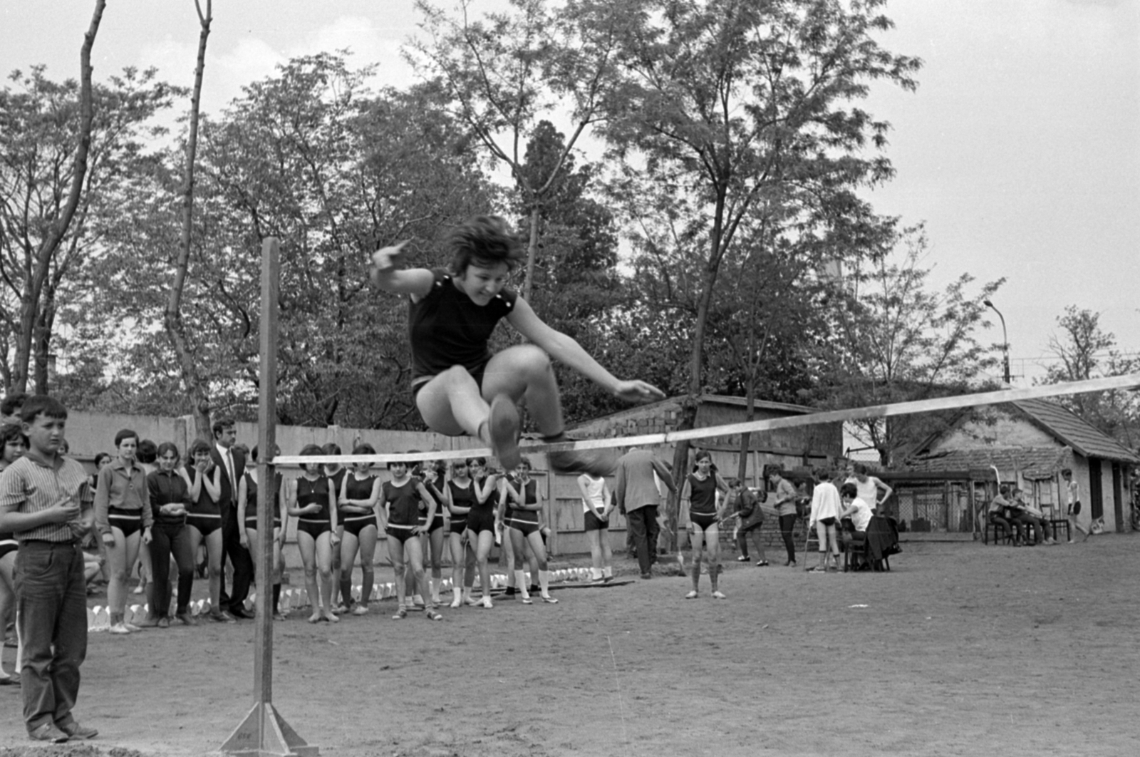 Hungary, Monor, Ady Endre utca 48., az Ady Úti Általános Iskola udvara, járási szpartakiád., 1968, Péterffy István, high jump, Fortepan #141792