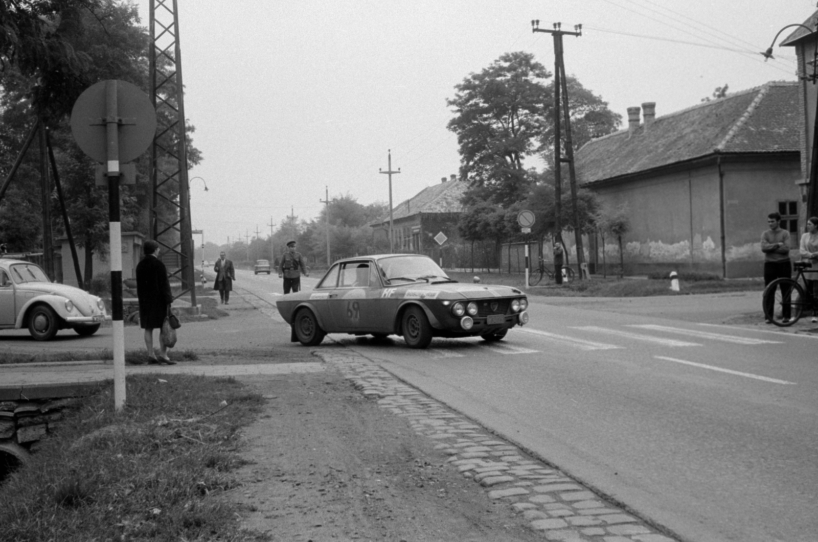 Hungary, Üllő, Pesti út, balra a Templom tér. München - Bécs - Budapest nemzetközi autós rallye., 1969, Péterffy István, Italian brand, car race, Fortepan #141794