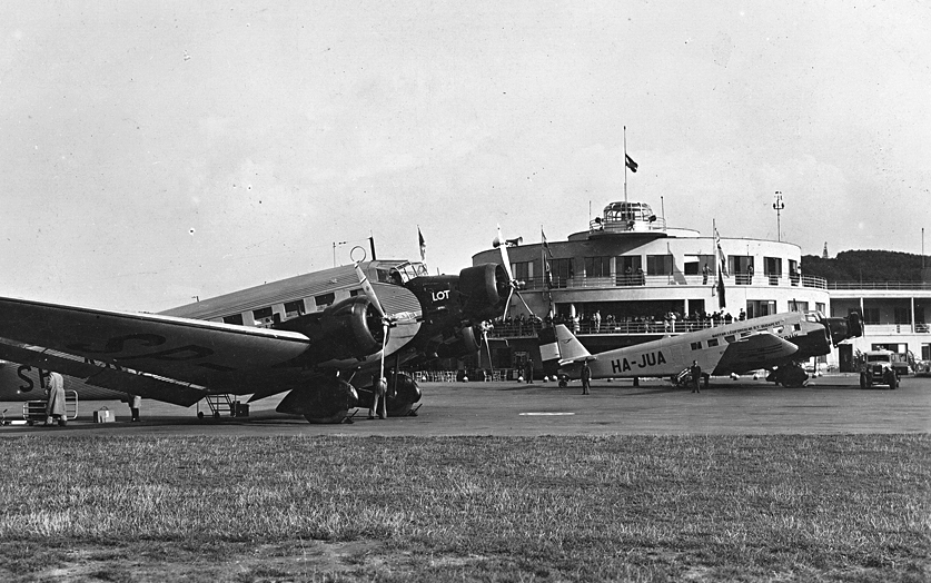 Hungary, Budaörs Airport, Budapest XI., Junkers Ju-52/3m típusú utasszállító repülőgépek., 1938, Erky-Nagy Tibor, transport, flag, German brand, airplane, Junkers-brand, airport, automobile, Budapest, registration mark, Fortepan #14180