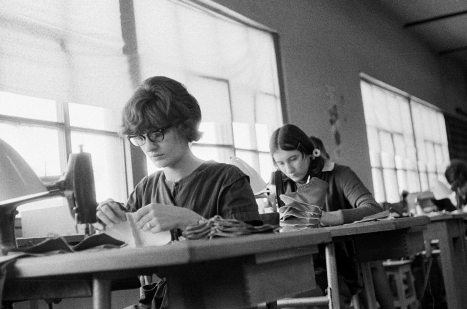 Hungary, Cegléd, Cipőipari Vállalat, a szalagon lakkbetétes magas szárú gyermekcipők készülnek., 1970, Péterffy István, Fortepan #141800