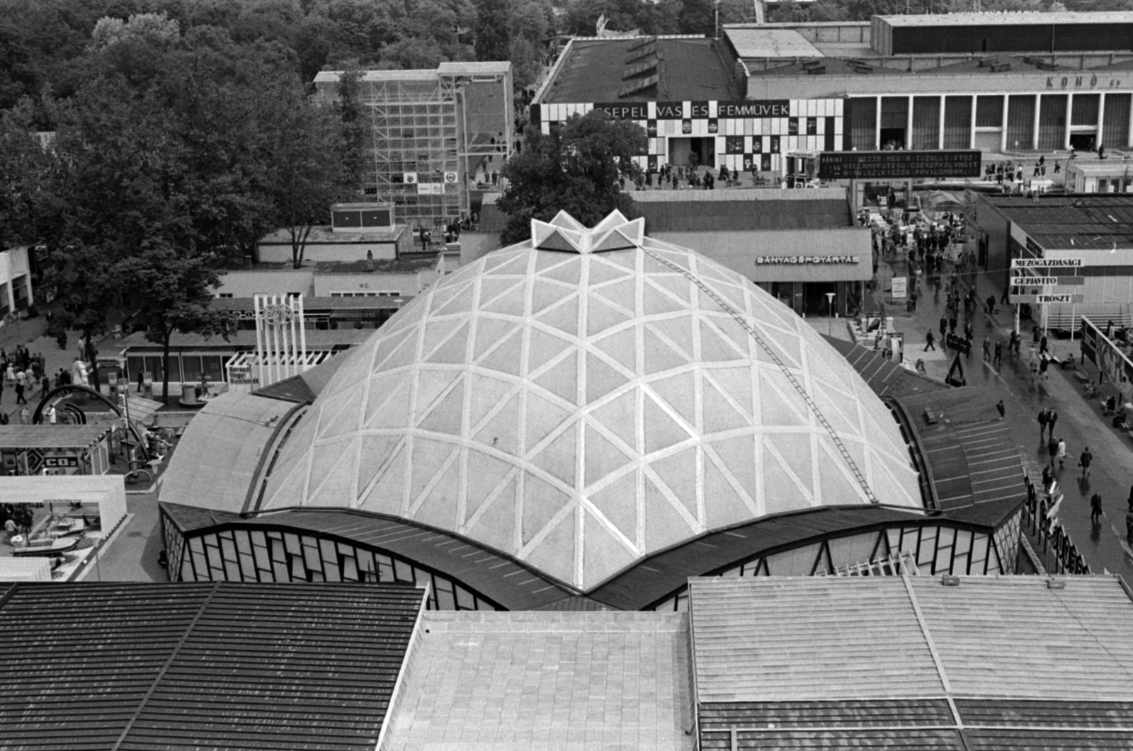 Magyarország, Városliget,Budapesti Nemzetközi Vásár, Budapest XIV., középen a Nehézipari Minisztérium pavilonja., 1969, Péterffy István, Budapest, Fortepan #141806