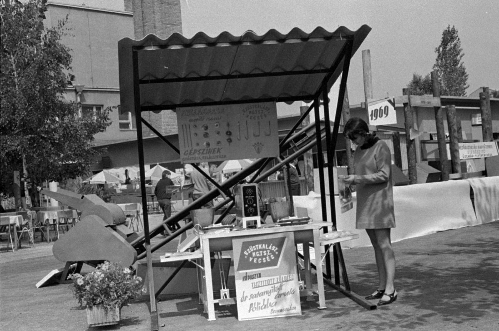 Hungary, Monor, a monori járás termelőszövetkezeteinek melléküzemági tevékenységét bemutató kiállítás., 1969, Péterffy István, exhibition, product showcase, Fortepan #141818