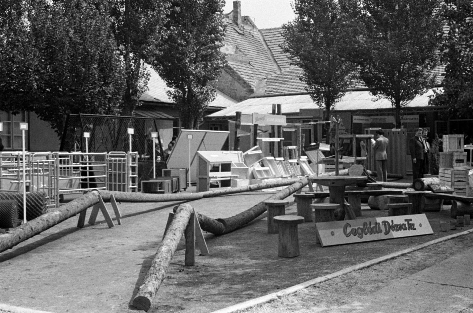Hungary, Monor, a monori járás termelőszövetkezeteinek melléküzemági tevékenységét bemutató kiállítás., 1969, Péterffy István, exhibition, product showcase, Fortepan #141819