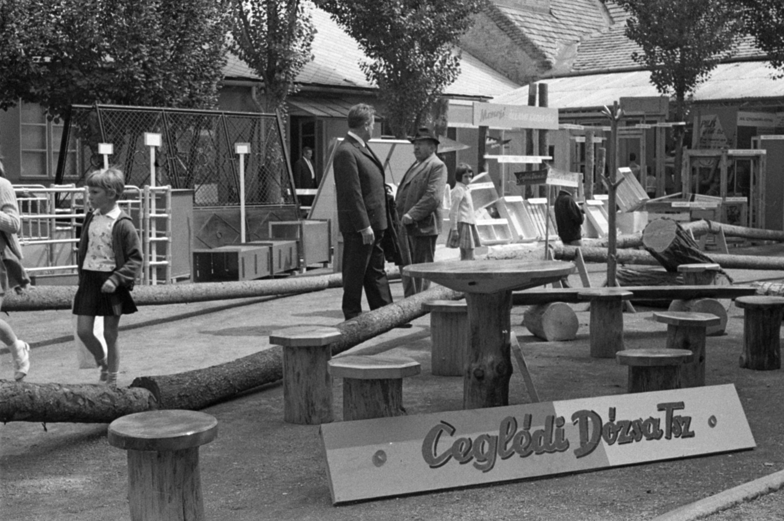 Hungary, Monor, a monori járás termelőszövetkezeteinek melléküzemági tevékenységét bemutató kiállítás., 1969, Péterffy István, exhibition, product showcase, Fortepan #141820