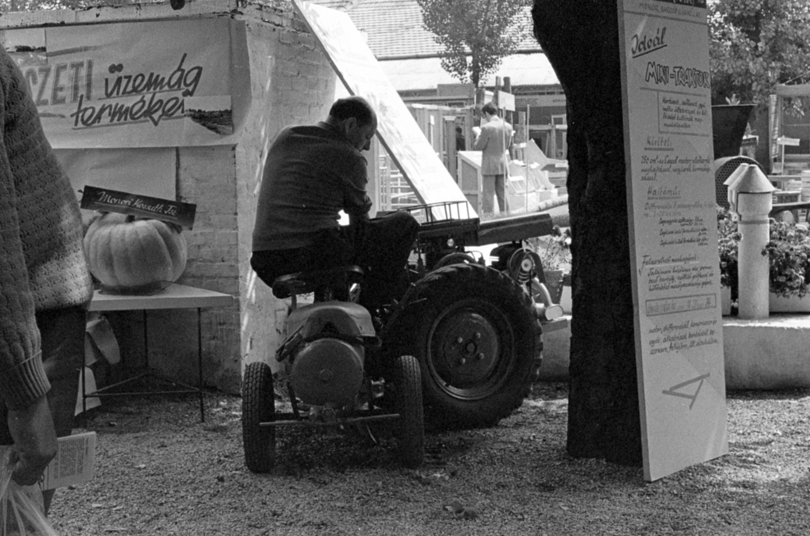 Hungary, Monor, a monori járás termelőszövetkezeteinek melléküzemági tevékenységét bemutató kiállítás., 1969, Péterffy István, tractor, exhibition, product showcase, Fortepan #141821