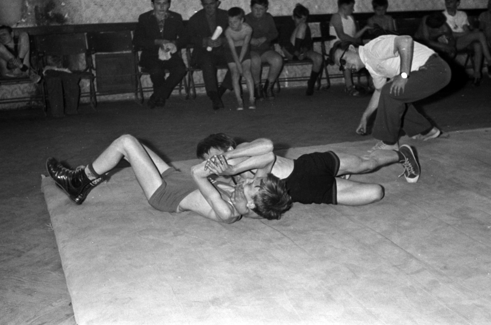 Hungary, Monor, Kossuth Lajos utca 65., a Vigadó emeleti nagyterme. Meghívásos úttörő egyéni szabadfogású birkózóverseny., 1969, Péterffy István, wrestling, Fortepan #141832