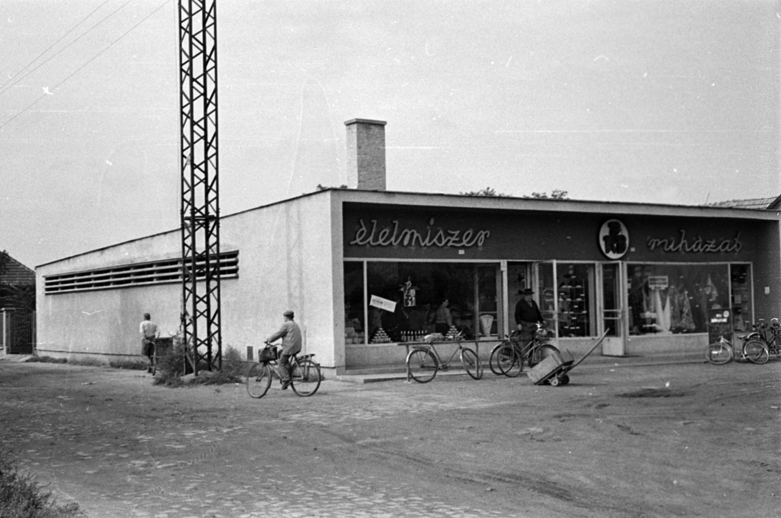 Hungary, Vecsés, Fő út - Iskola utca sarok, élelmiszer és ruházati bolt (később Coop üzlet)., 1969, Péterffy István, bicycle, food, Fortepan #141834
