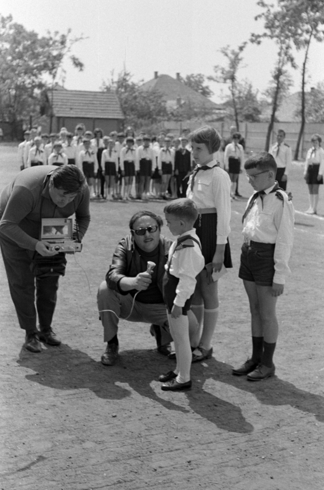 Magyarország, Monor, Ady Endre utca 48., az Ady Úti Általános Iskola udvara, úttörőavatás., 1969, Péterffy István, kisfiú, interjú, Fortepan #141853