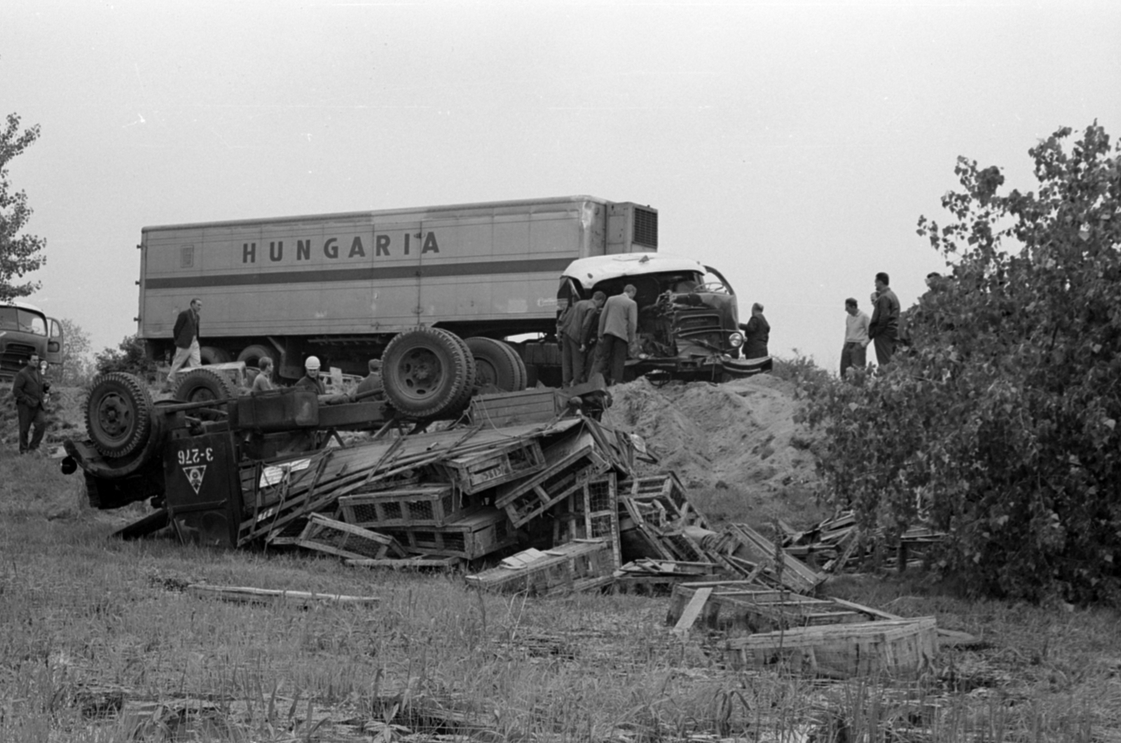 Magyarország, Monor, 4-es főút, közlekedési baleset a település közelében., 1969, Péterffy István, baleset, járműroncs, Saurer-márka, Csepel-márka, Hungarocamion-szervezet, pótkocsi, Blumhardt-márka, Fortepan #141859