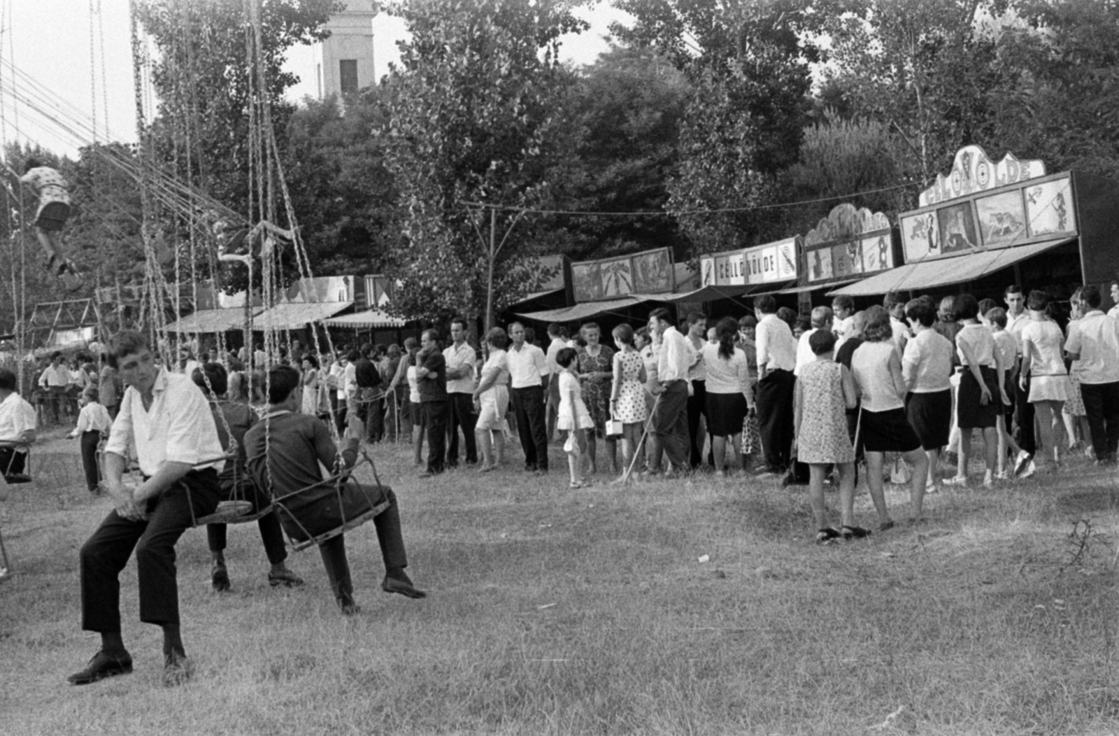 Hungary, Mende, búcsú. A fák takarásában a háttérben a Loyolai Szent Ignác-templom tornya látszik., 1969, Péterffy István, carousel, fun-fair, shooting-gallery, Fortepan #141862