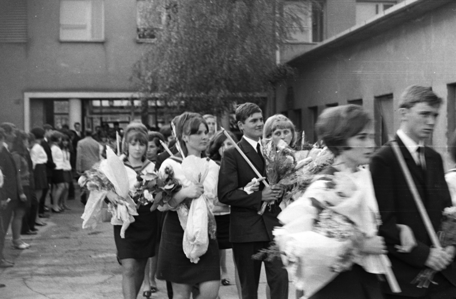 Hungary, Monor, Ady Endre út 12-14., József Attila Gimnázium (később József Attila Gimnázium és Közgazdasági Szakközépiskola), ballagás., 1969, Péterffy István, graduation, Fortepan #141866