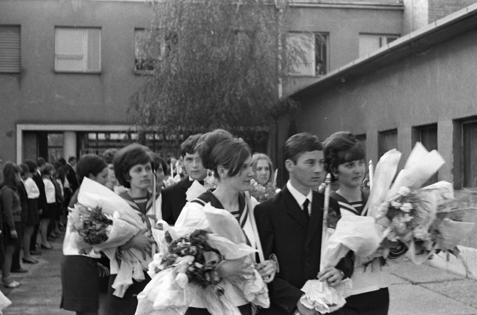 Hungary, Monor, Ady Endre út 12-14., József Attila Gimnázium (később József Attila Gimnázium és Közgazdasági Szakközépiskola), ballagás., 1969, Péterffy István, graduation, Fortepan #141867