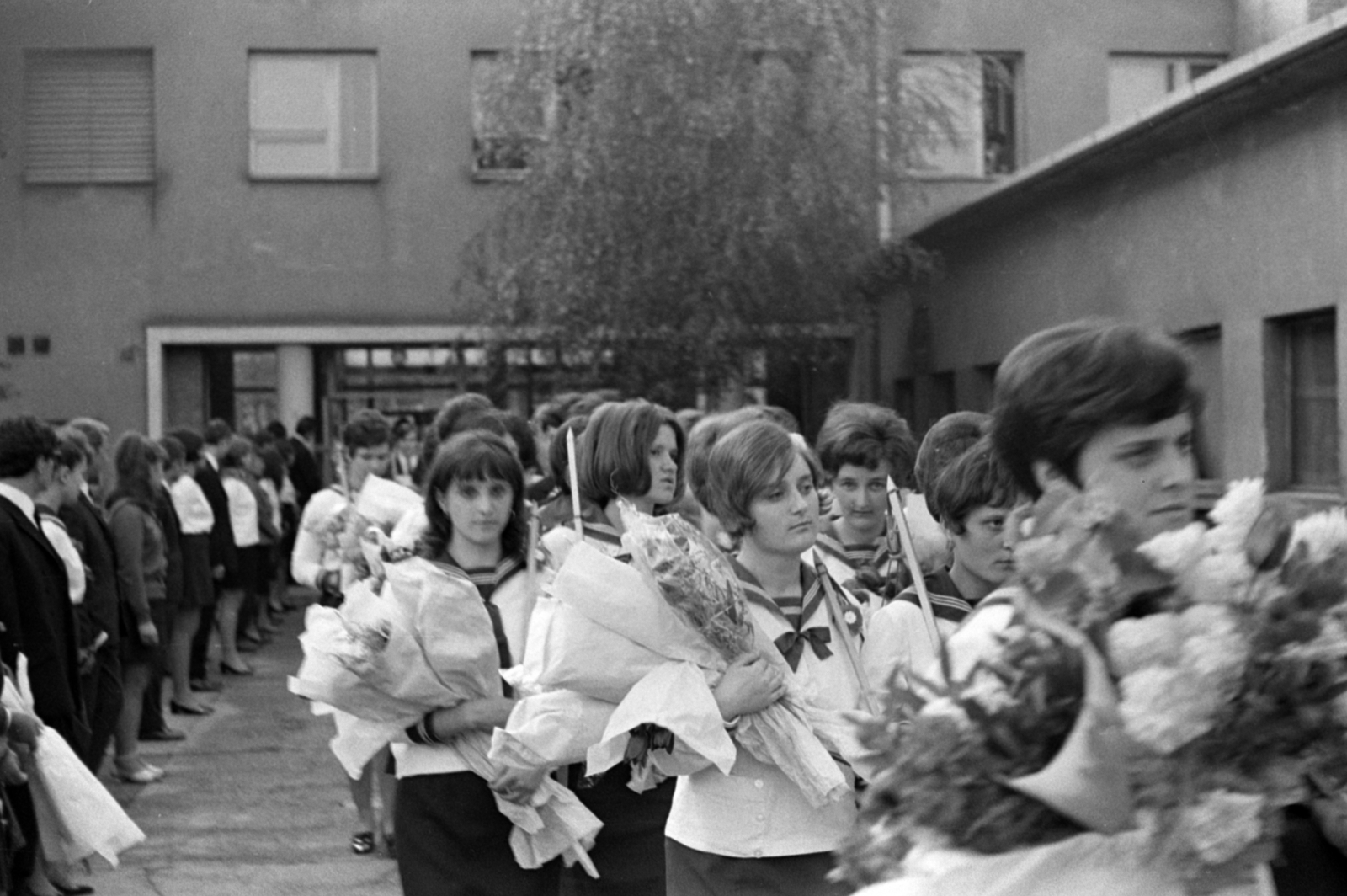 Hungary, Monor, Ady Endre út 12-14., József Attila Gimnázium (később József Attila Gimnázium és Közgazdasági Szakközépiskola), ballagás., 1969, Péterffy István, graduation, Fortepan #141868