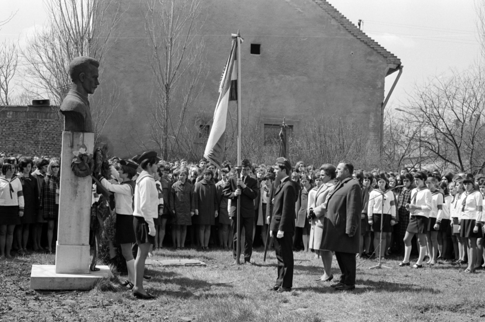 Hungary, Monor, Ady Endre út 12-14., József Attila Gimnázium (később József Attila Gimnázium és Közgazdasági Szakközépiskola) udvara. Ünnepség József Attila mellszobránál (Kelemen Kristóf, 1960.)., 1968, Péterffy István, flag, sailor blouse, bust, wreathing, Fortepan #141876