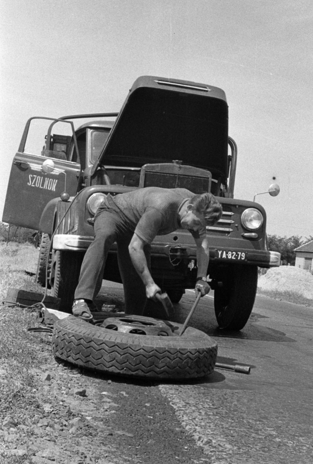 Hungary, útjavítás a 4-es főúton Cegléd közelében., 1969, Péterffy István, commercial vehicle, Csepel-brand, number plate, tire, changing tyre, tyre repair, Csepel D450, Fortepan #141885