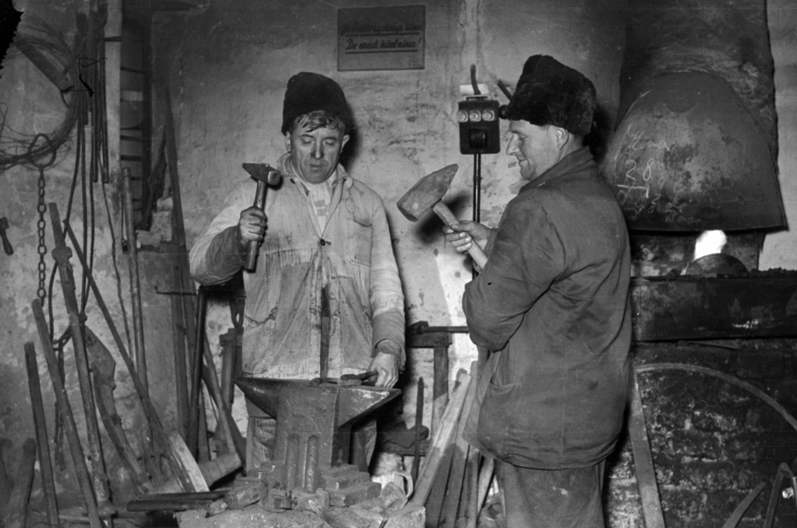 Magyarország, Monor, Kossuth Lajos utca, kovácsműhely, patkókészítés, 1965, Péterffy István, kovácsműhely, üllő, patkó, szerszám, Fortepan #141927