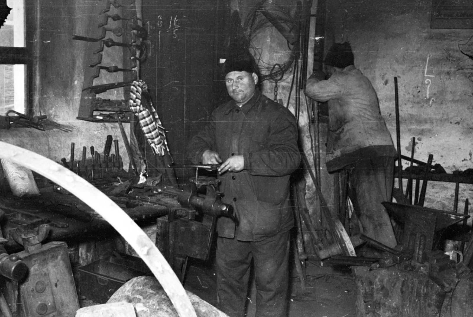 Hungary, Monor, Kossuth Lajos utca, kovácsműhely, patkókészítés, 1965, Péterffy István, vise, blacksmith, vise, anvil, horseshoe, Fortepan #141928