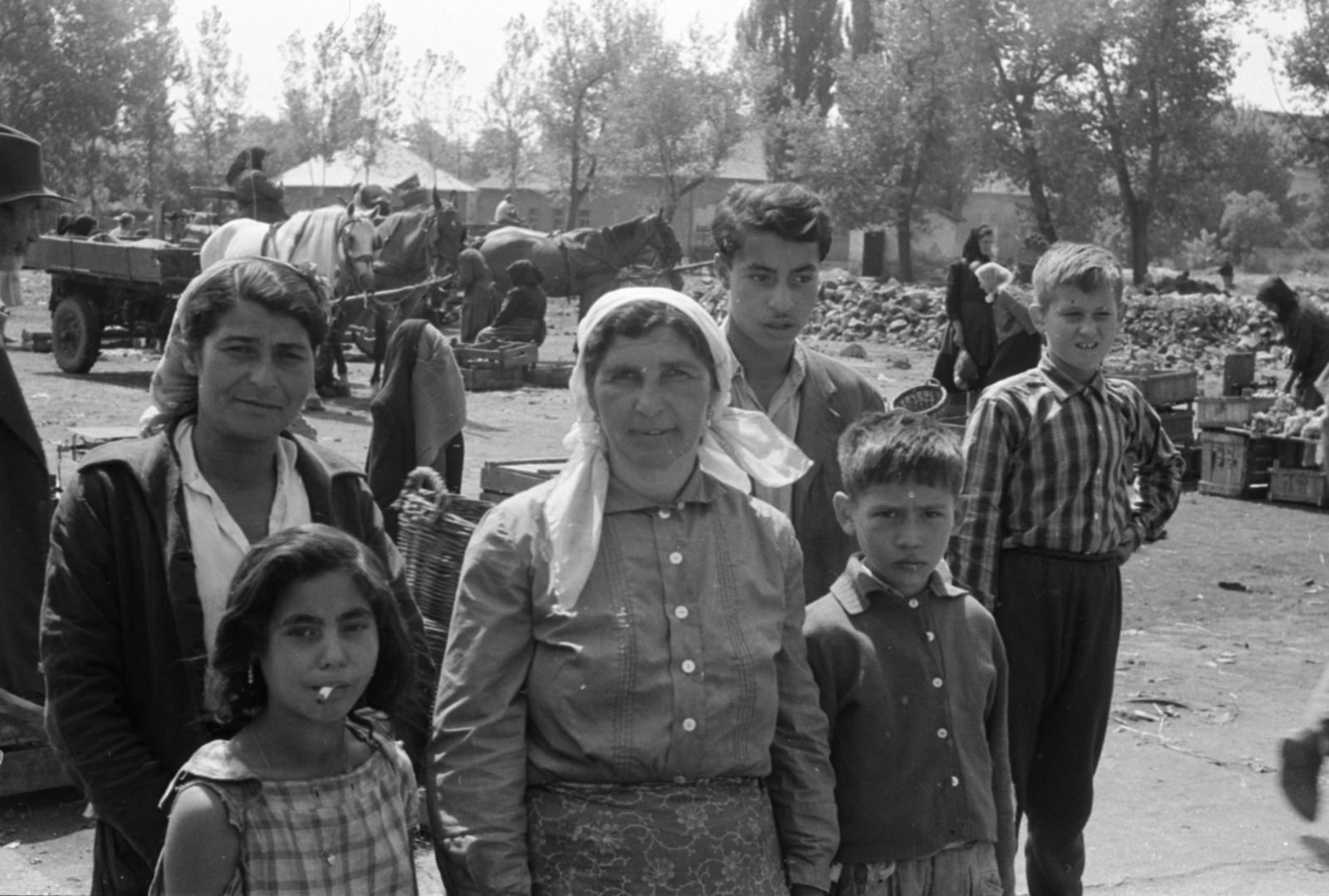 Hungary, 1966, Péterffy István, cigarette, market, gypsy, basket, fair, chest, headscarf, Fortepan #141940