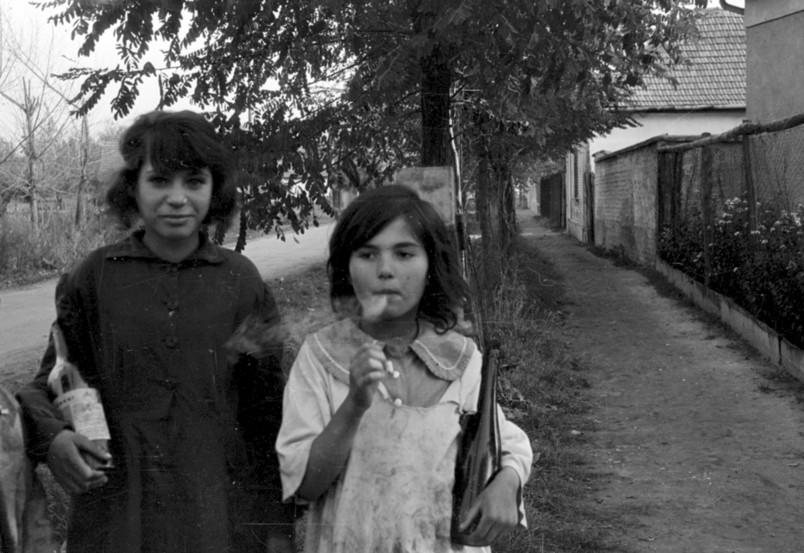 Hungary, 1966, Péterffy István, poverty, smoking, gypsy, kids, girl, Fortepan #141942