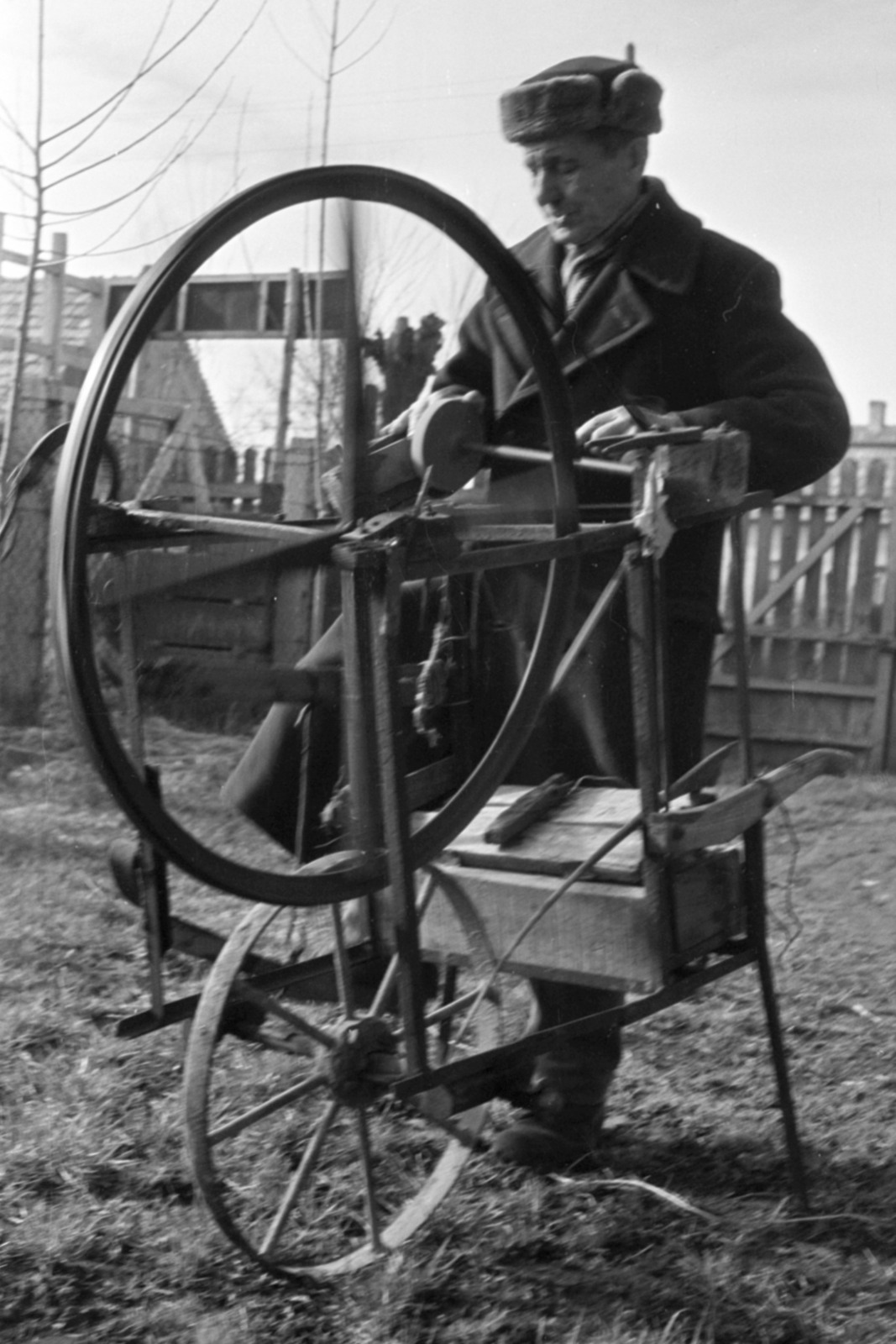 Hungary, Monor, a felvétel a Petőfi Sándor utca 30. számú ház udvarában készült., 1969, Péterffy István, crafts, knife-grinder, mobile knife-sharpener, itinerant craftsman, Fortepan #141946