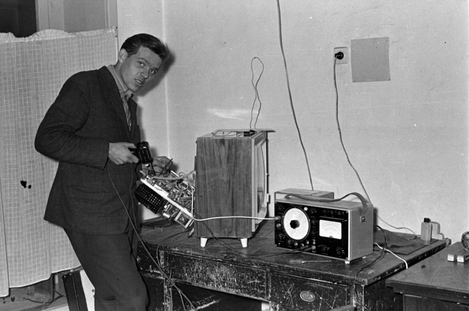 Hungary, Monor, Járási Szolgáltató Ktsz, rádió-, tv- és háztartási kisgépszerelő részleg., 1966, Péterffy István, instrument, soldering iron, TV repair, Fortepan #141969