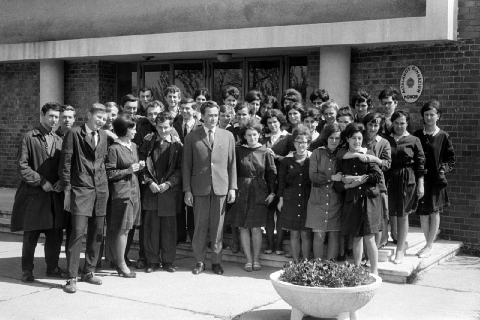 Hungary, Monor, Ady Endre út 12-14., József Attila Gimnázium (később József Attila Gimnázium és Közgazdasági Szakközépiskola), csoportkép egy osztályról az iskola kapujánál., 1966, Péterffy István, class photo, high school, Fortepan #141970