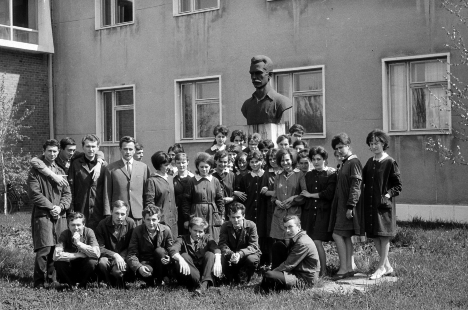 Hungary, Monor, Ady Endre út 12-14., József Attila Gimnázium (később József Attila Gimnázium és Közgazdasági Szakközépiskola) udvara. Csoportkép egy osztályról József Attila mellszobránál (Kelemen Kristóf, 1960.)., 1966, Péterffy István, class photo, high school, bust, Attila József-portrayal, Fortepan #141972