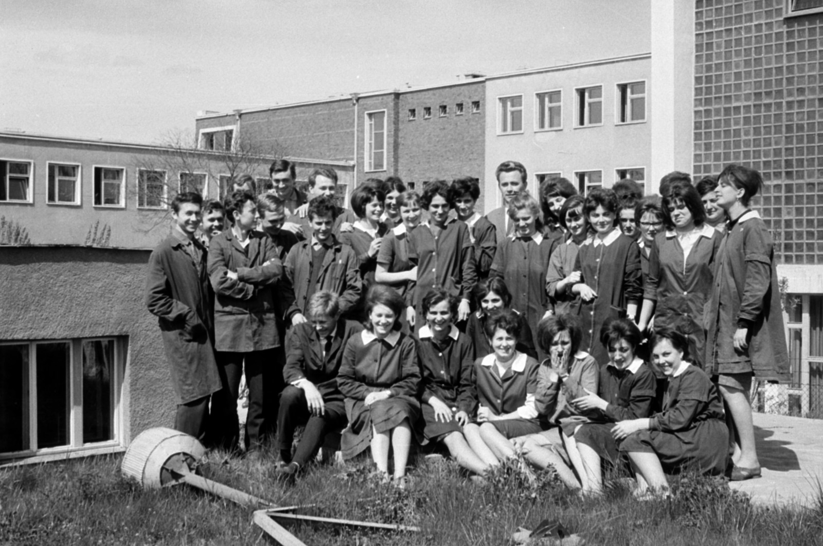Hungary, Monor, Ady Endre út 12-14., József Attila Gimnázium (később József Attila Gimnázium és Közgazdasági Szakközépiskola), csoportkép egy osztályról., 1966, Péterffy István, class photo, high school, Fortepan #141973