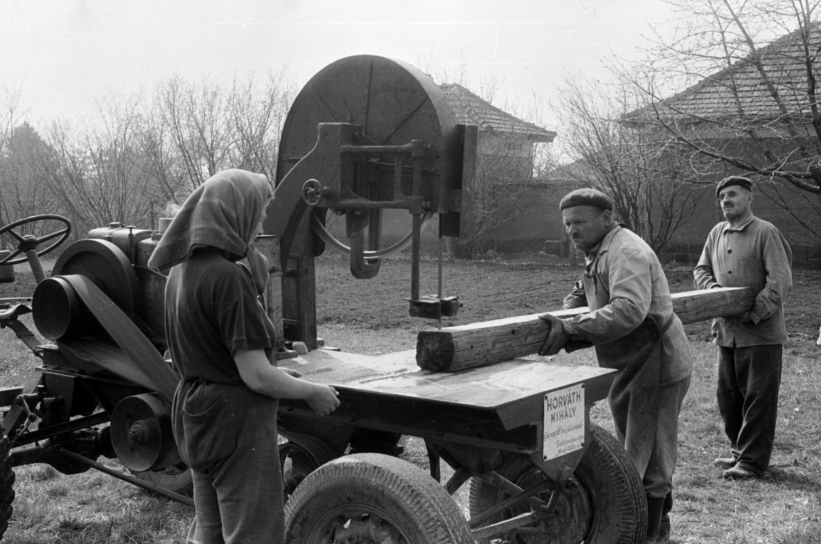 Magyarország, 1966, Péterffy István, gerenda, vándoriparos, Mia-márka, bérfűrészelés, traktor, fűrész, Fortepan #141981