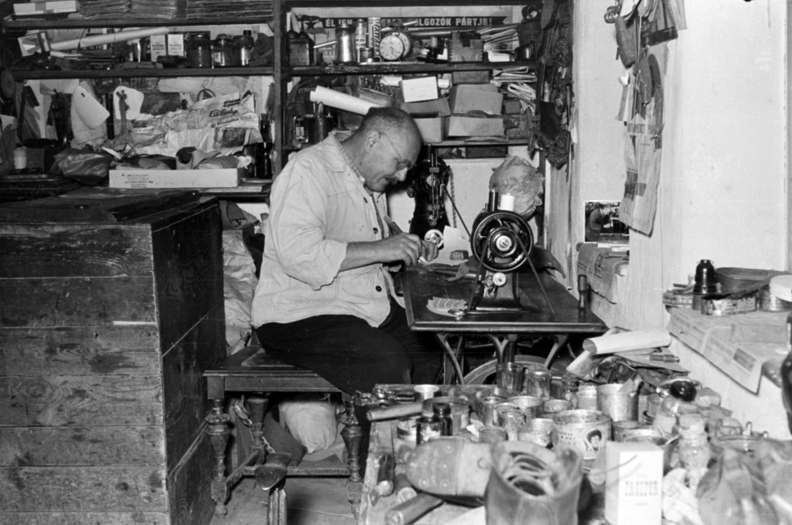 Hungary, 1986, Péterffy István, crafts, sewing machine, shoemaker, Fortepan #141995