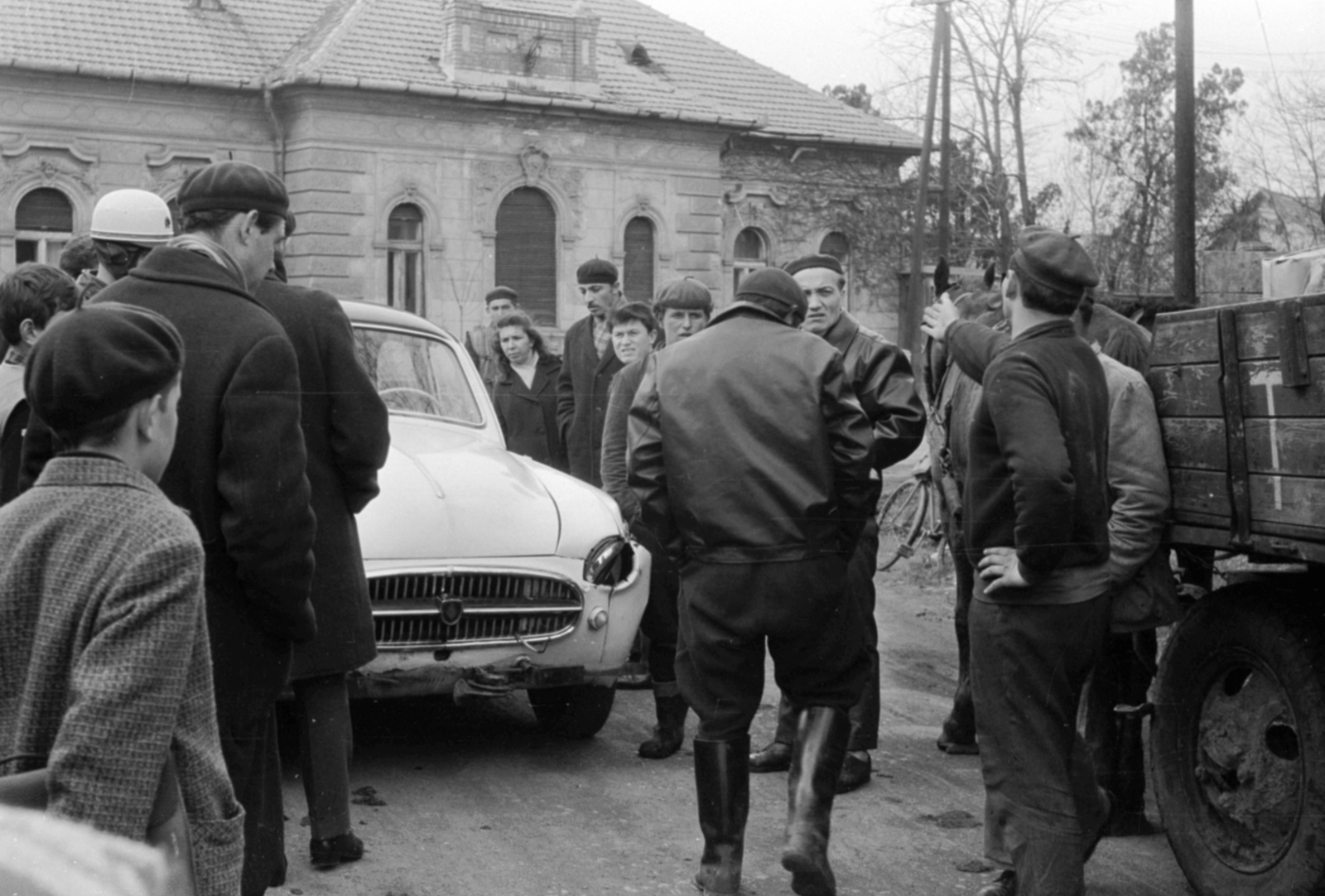 Hungary, Monor, Széchenyi utca, háttérben a Petőfi Sándor utca sarkán az egykori járásbíró dr. Szappanos Sándor háza. Homoki-Nagy István filmrendező, operatőr élete egy szakaszában itt lakott., 1967, Péterffy István, Renault-brand, crime scene investigation, Fortepan #142011