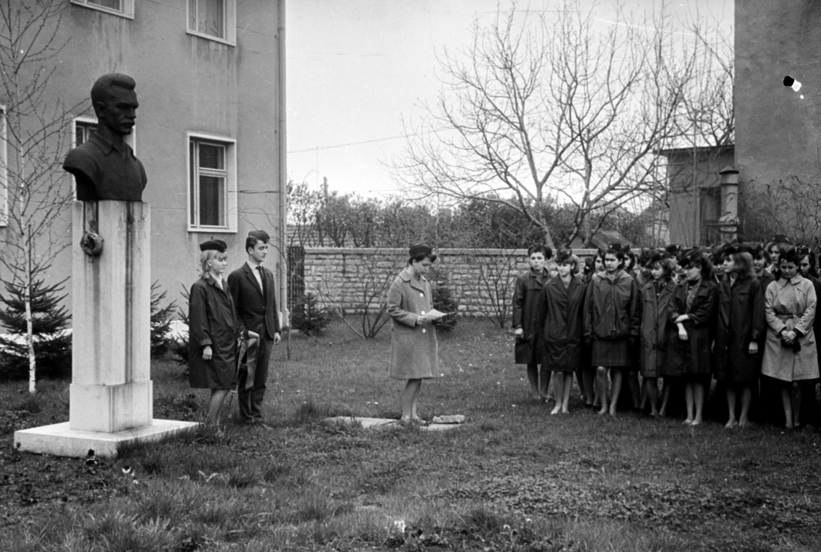 Hungary, Monor, Ady Endre út 12-14., József Attila Gimnázium (később József Attila Gimnázium és Közgazdasági Szakközépiskola) udvara. Ünnepség József Attila mellszobránál (Kelemen Kristóf, 1960.)., 1967, Péterffy István, bust, wreathing, Fortepan #142013