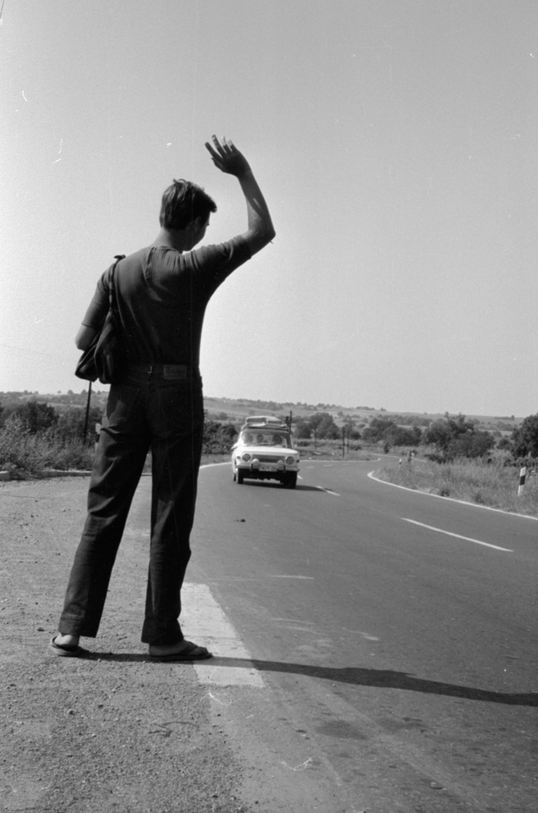 Hungary, Balatonakarattya, a 71-es főút, autóstoppos a település határában., 1967, Péterffy István, hitchhiking, Fortepan #142024