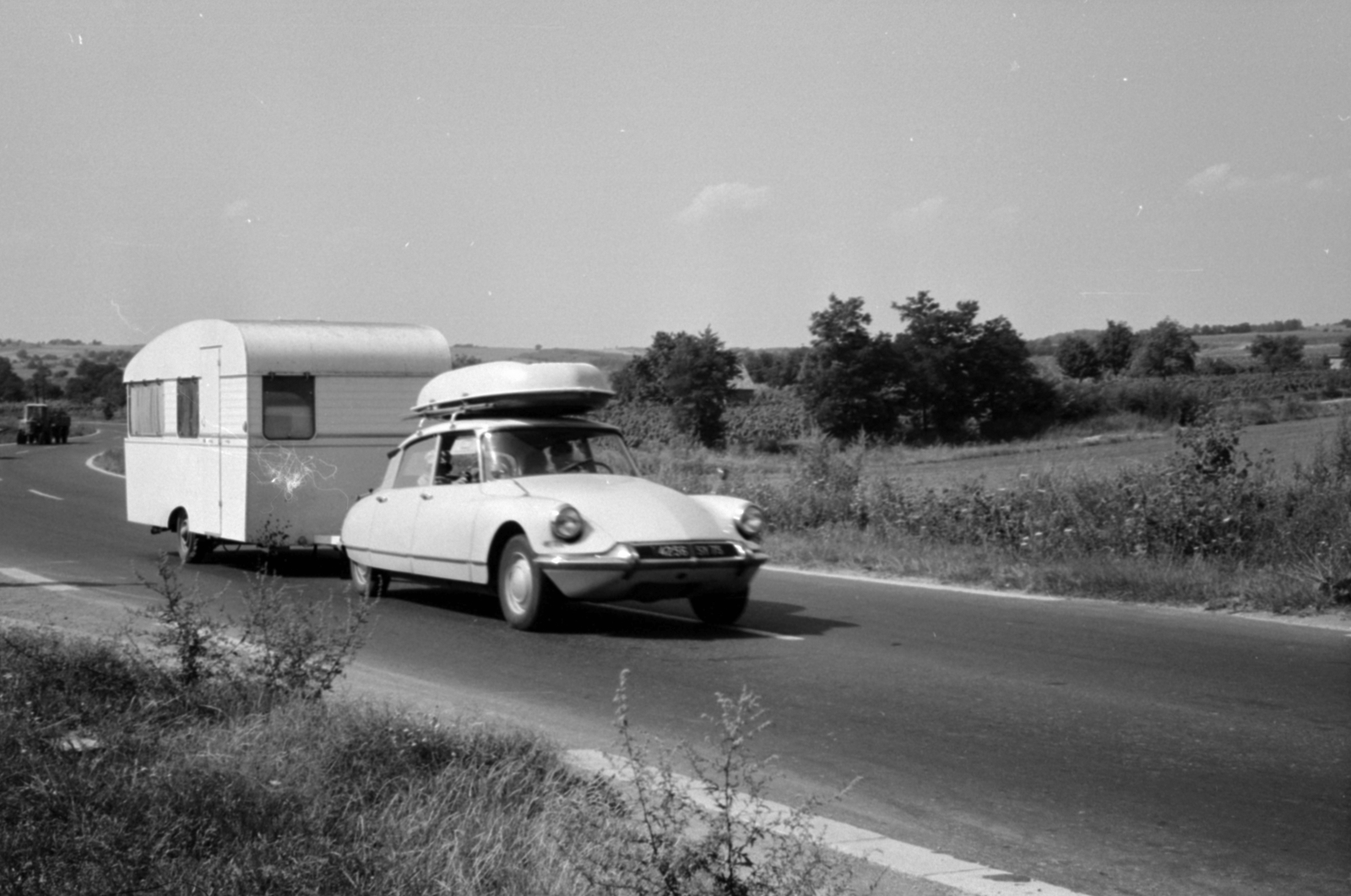 Magyarország, Balatonakarattya, a 71-es főút, Citroen DS típusú személygépkocsi a település határában., 1967, Péterffy István, francia gyártmány, Citroen-márka, Citroen DS, tetőcsomagtartó, lakókocsi, Fortepan #142026