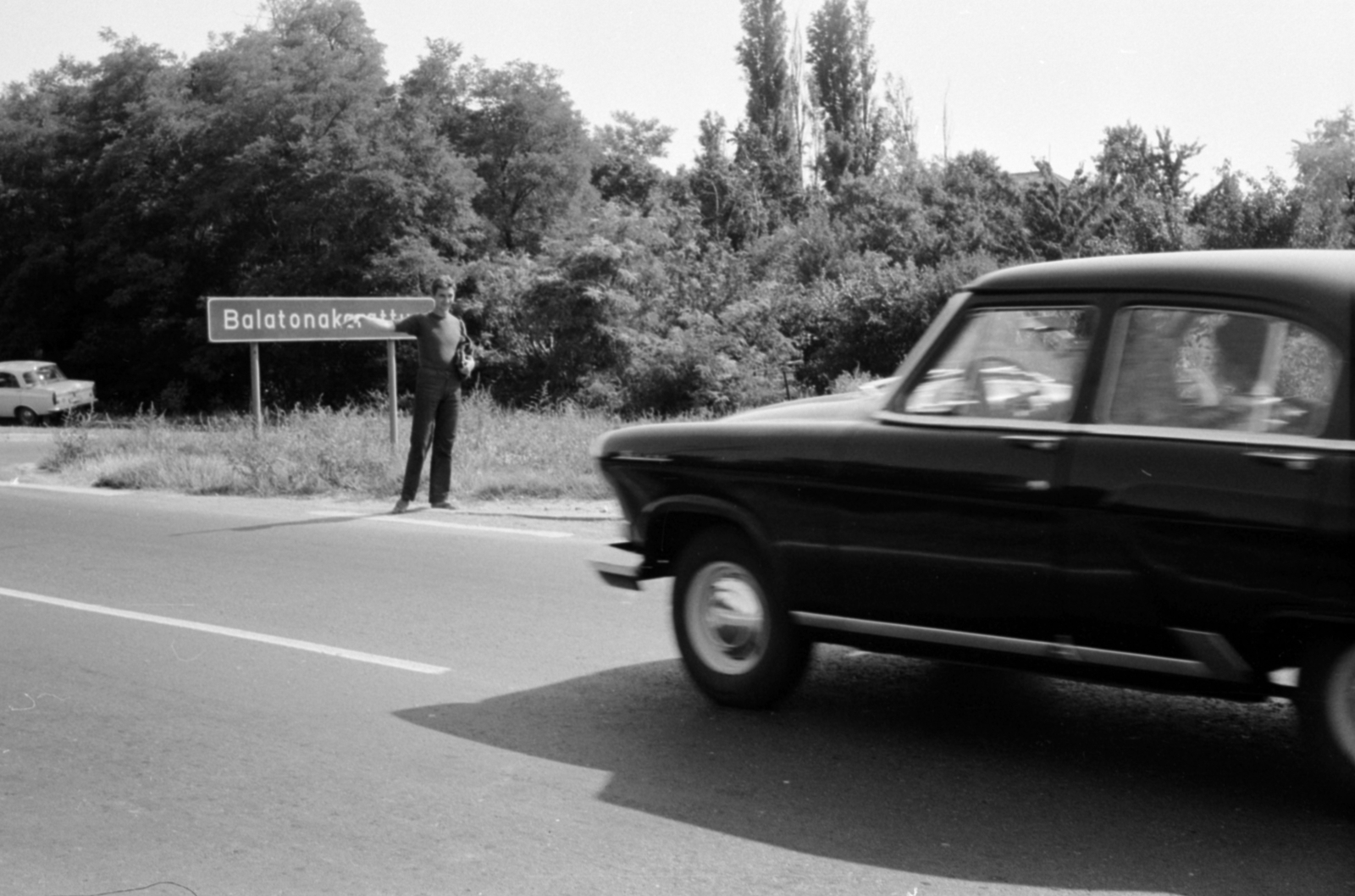 Hungary, Balatonakarattya, a 71-es főút, autóstoppos a település határában., 1967, Péterffy István, M21 Wolga, Fortepan #142027