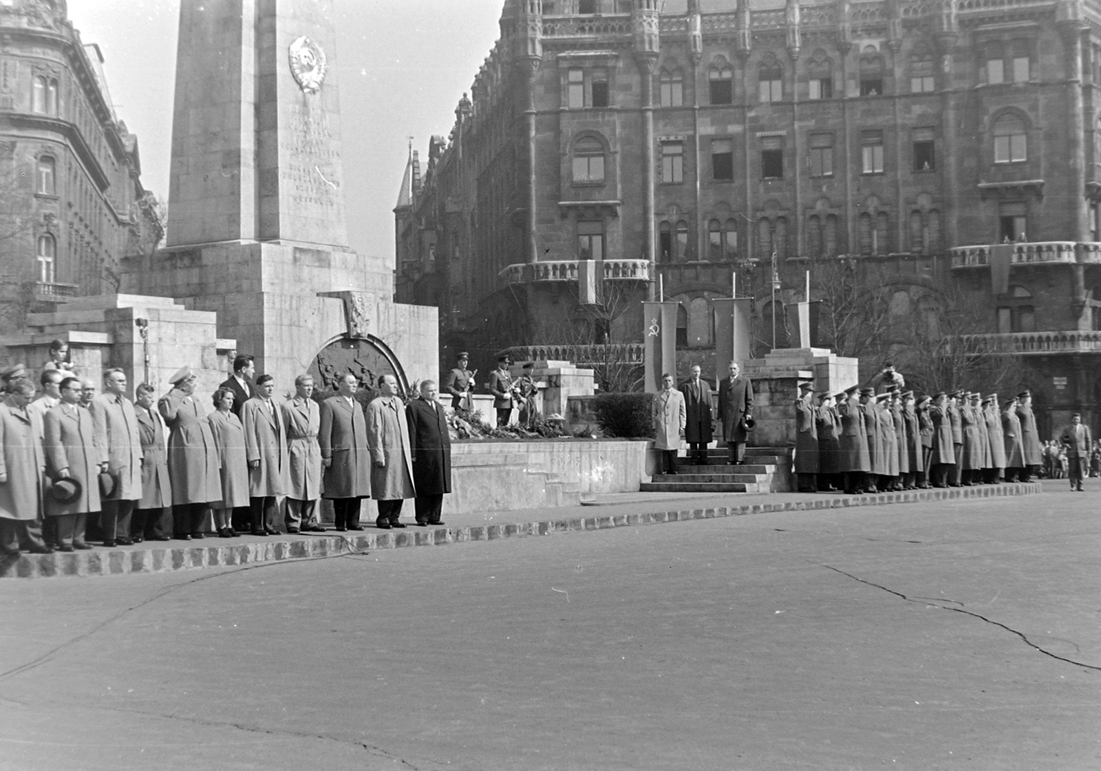 Magyarország, Budapest V., Szabadság tér. Az első sorban balról Apró Antal, Kállai Gyula, Kiss Károly, jobbról Dobi István, Kádár János, Münnich Ferenc, Marosán György, középen Benke Valéria., 1957, Szent-tamási Mihály, híres ember, emlékmű, politika, Budapest, Fortepan #14203