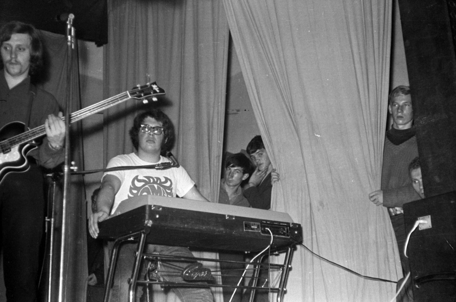 Hungary, Gyömrő, Művelődési Ház, az Omega együttes koncertje, Mihály Tamás és Presser Gábor., 1969, Péterffy István, musical instrument, curtain, musician, microphone, stage, guitar, synthesizer, Fortepan #142050