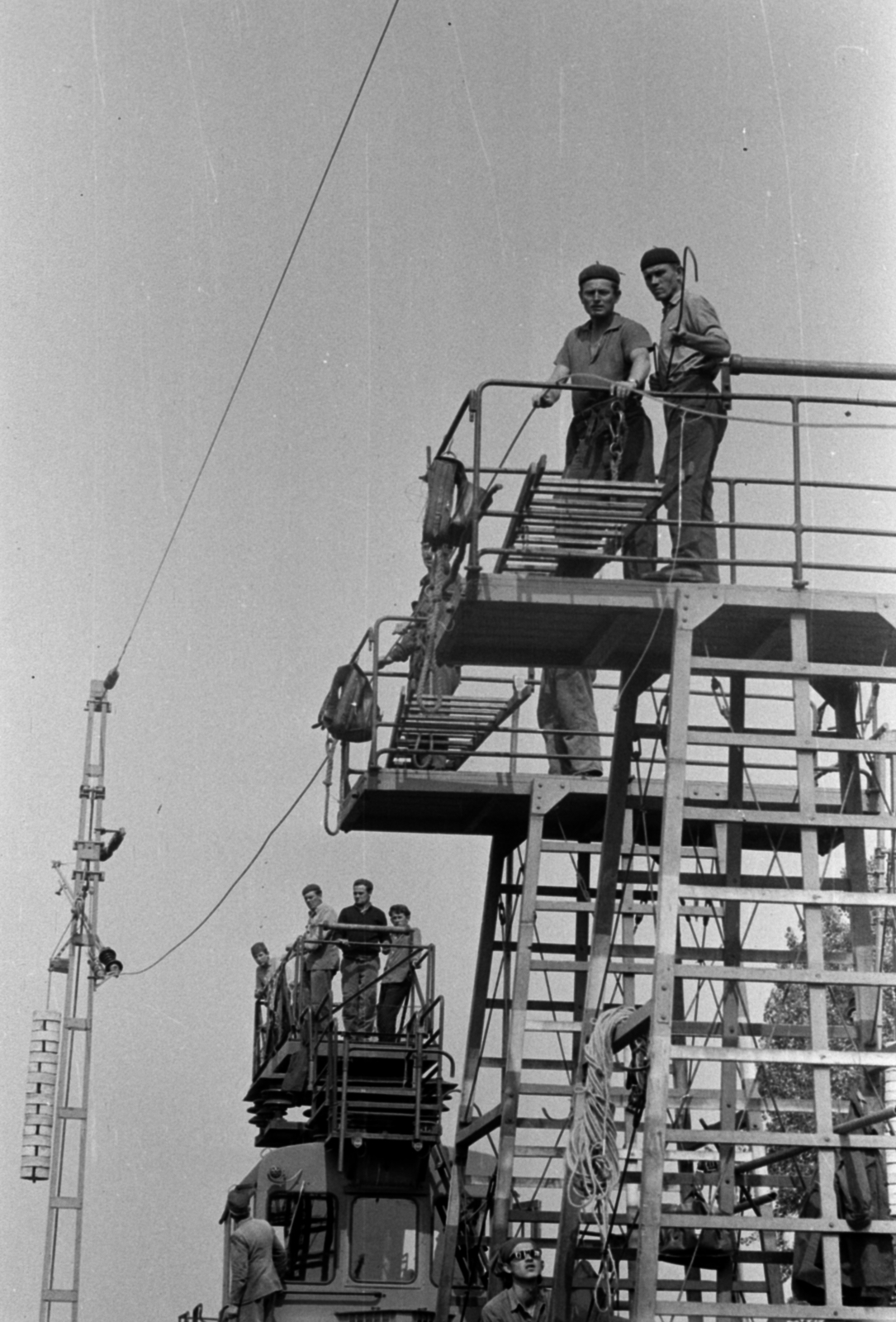 Hungary, Monor, felsővezeték szerelés a vasútállomás közelében., 1968, Péterffy István, ladder, beret, scaffolding, pillar, catenary wire, Fortepan #142056