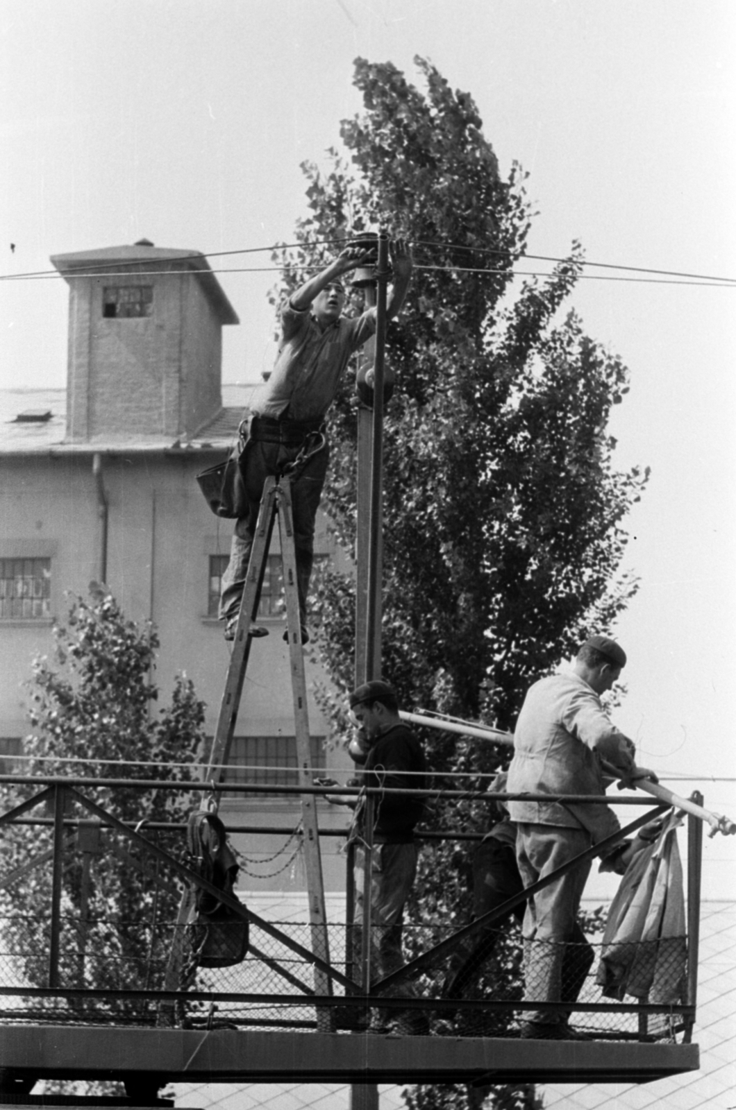 Hungary, Monor, felsővezeték szerelés a vasútállomás közelében, háttérben a Vetőmagtermeltető és Ellátó Vállalat magtisztító üzeme (Maggyár)., 1968, Péterffy István, Fortepan #142057