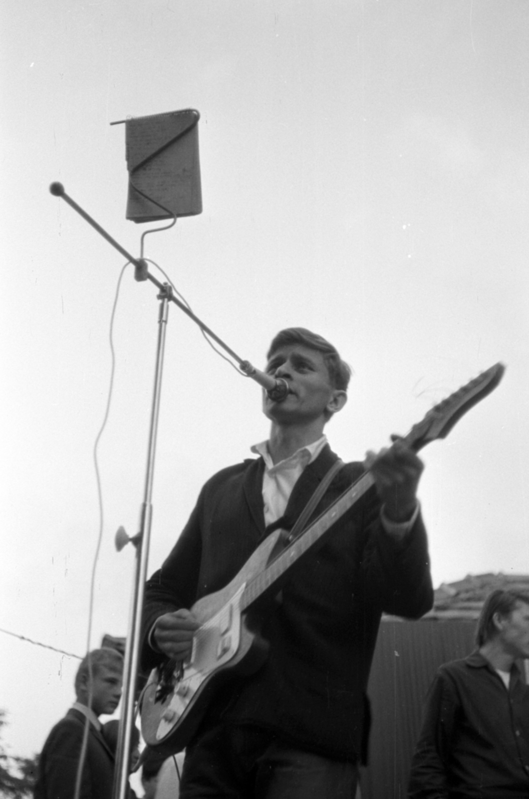 Hungary, Üllő, ifjúsági találkozó a IX. VIT (Világifjúsági Találkozó) jegyében, a színpadon a bényei Nautilus együttes, 1968, Péterffy István, musical instrument, musician, microphone, guitar, music-stand, Fortepan #142062