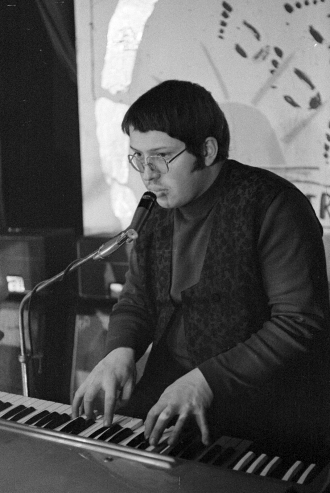 Magyarország, Vecsés, Presser Gábor, az Omega együttes tagja. A felvétel a Művelődési Házban tartott koncerten készült., 1970, Péterffy István, híres ember, hangszer, Fortepan #142074