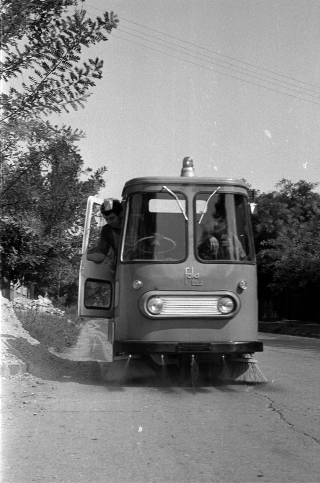 Hungary, Monor, József Attila út, a helyi gépállomáson készített úttisztító kocsi., 1968, Péterffy István, Fortepan #142077