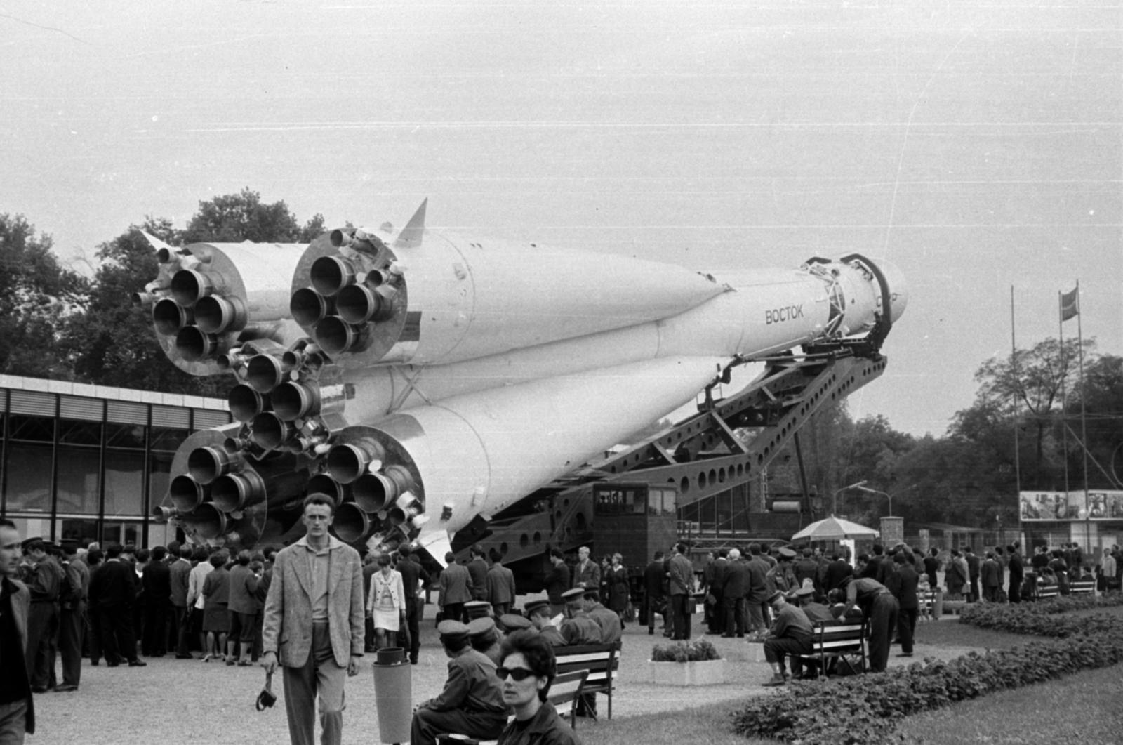 Magyarország, Városliget, Budapest XIV., a BNV területe, a Szovjet tudomány és technika 50 éve jubileumi kiállítása 1967. szeptember 1-24. A felvételen a Vosztok-1, Gagarin űrhajójának másolata., 1967, Péterffy István, nemzetközi vásár, Budapest, rakéta, űrhajó, Fortepan #142079