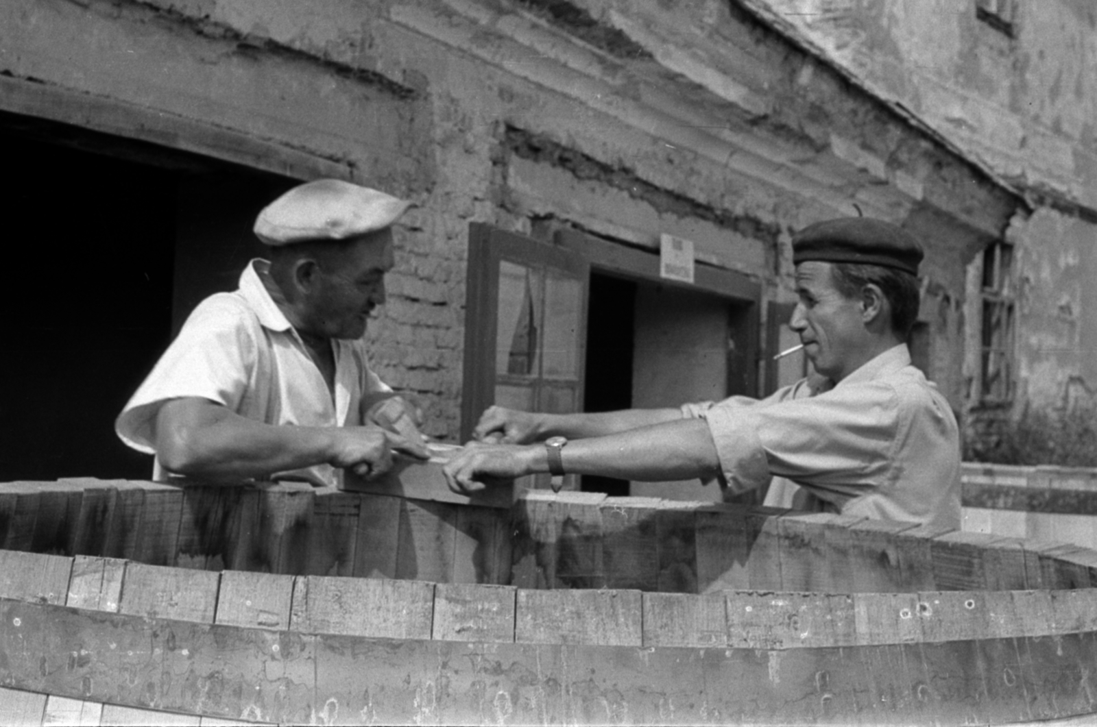 Hungary, Gomba, a tsz »hordógyára«., 1968, Péterffy István, smoking, barrel, beret, planer, Fortepan #142094